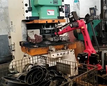 Kakšno je razmerje med namestitvijo robotske roke in delovnim prostorom